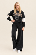 Modelo luciendo el conjunto Colorado negro en una pose de catálogo