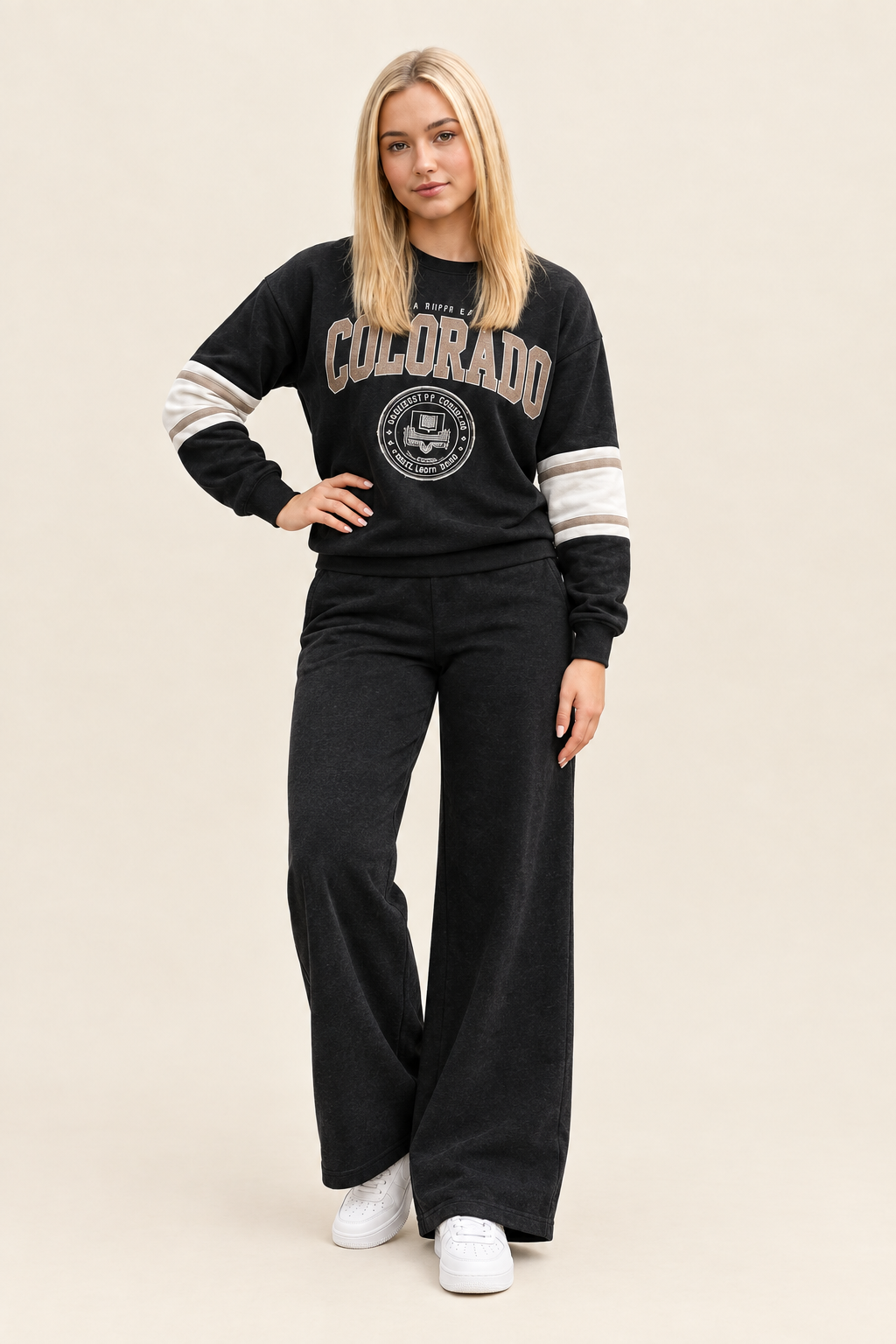 Modelo luciendo el conjunto Colorado negro en una pose de catálogo