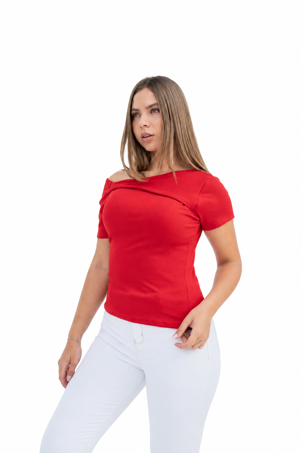Polo rojo con fondo blanco